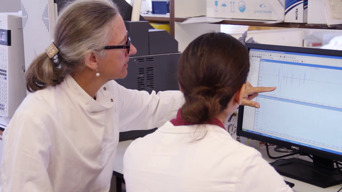 Científicas trabajando. 